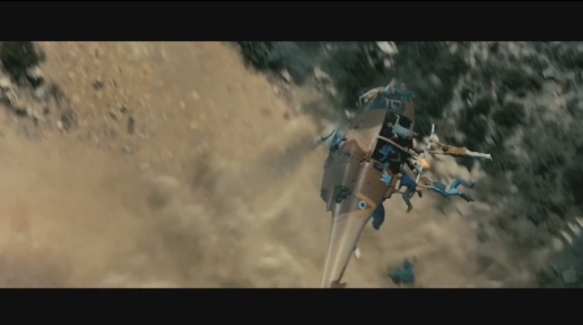 world-war-z-zombies-attacking-helicopter